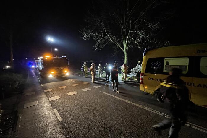 Auto belandt op zijn kop in berm