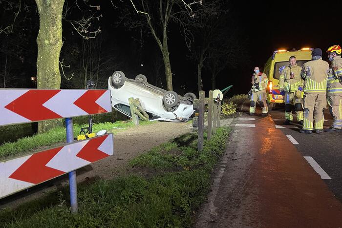 Auto belandt op zijn kop in berm
