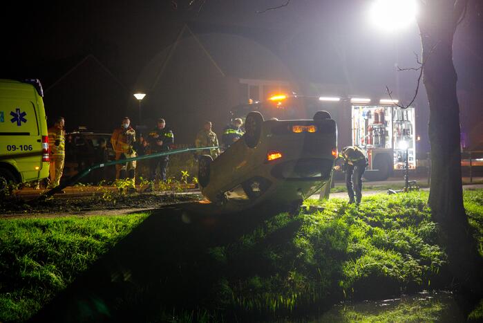 Auto belandt op zijn kop in berm