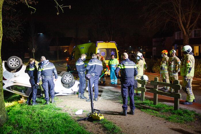 Auto belandt op zijn kop in berm