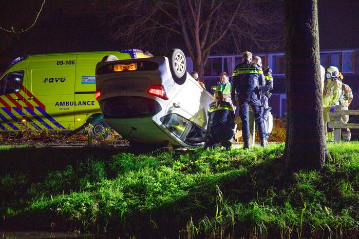 Auto belandt op zijn kop in berm
