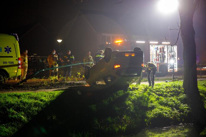 Auto belandt op zijn kop in berm