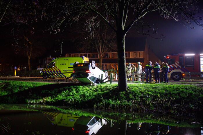 Auto belandt op zijn kop in berm