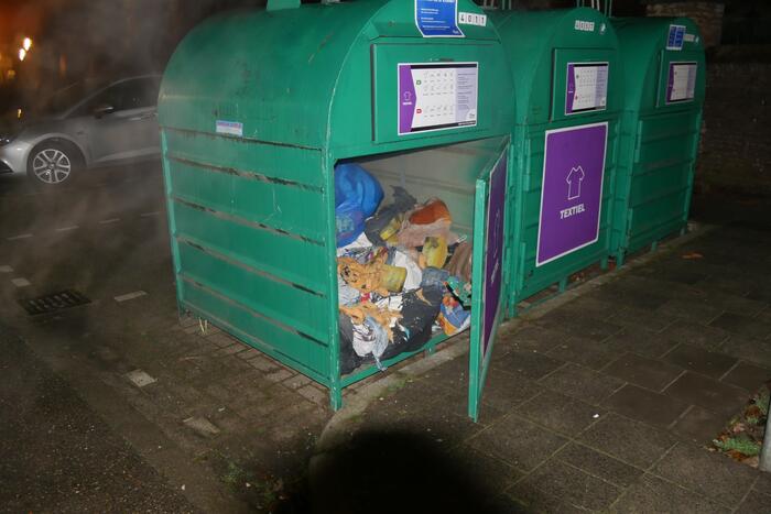 Brand in kledingcontainer door vuurwerk