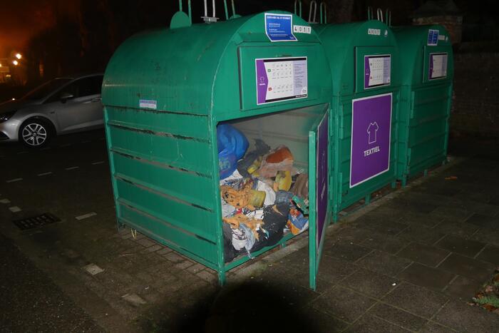 Brand in kledingcontainer door vuurwerk