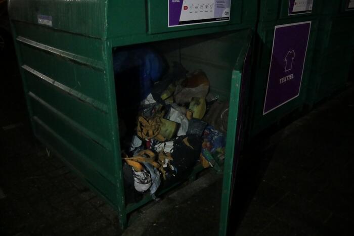 Brand in kledingcontainer door vuurwerk