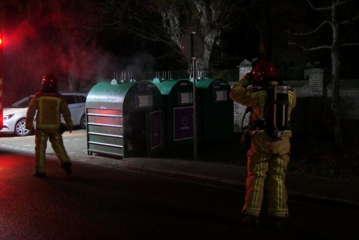 Brand in kledingcontainer door vuurwerk