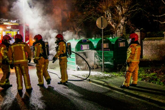 Brand in kledingcontainer door vuurwerk