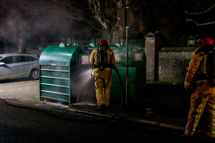 Brand in kledingcontainer door vuurwerk