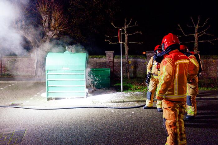 Brand in kledingcontainer door vuurwerk