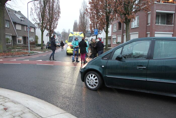 Fietser aangereden op rotonde en raakt gewond