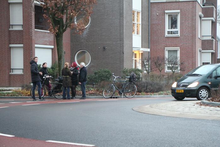 Fietser aangereden op rotonde en raakt gewond