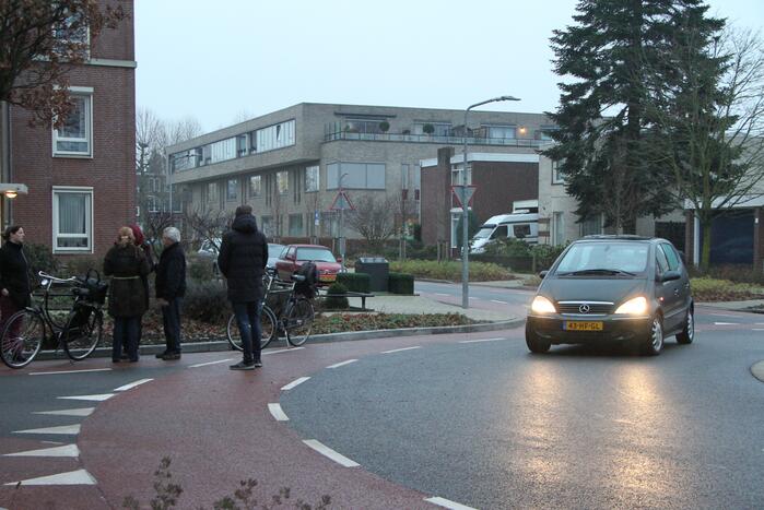 Fietser aangereden op rotonde en raakt gewond