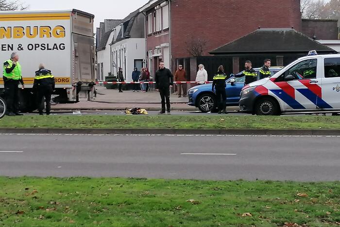 Jong meisje zwaargewond bij botsing met vrachtwagen