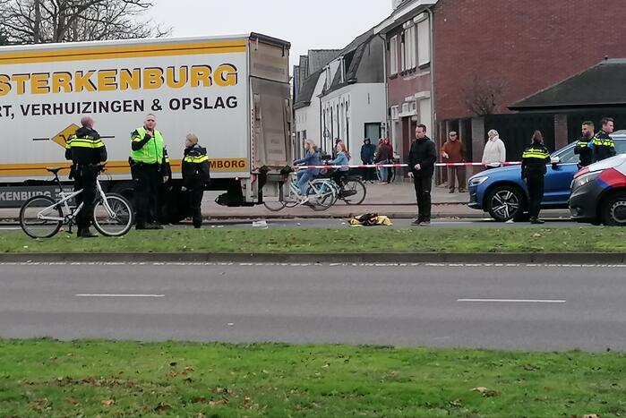 Jong meisje zwaargewond bij botsing met vrachtwagen