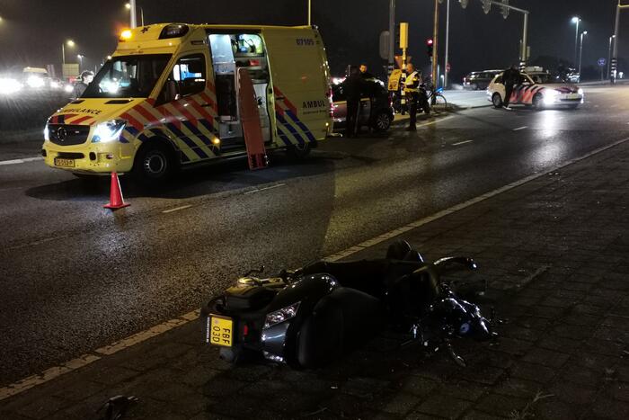 Scooterrijder gewond bij aanrijding met auto