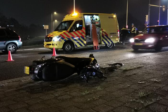 Scooterrijder gewond bij aanrijding met auto
