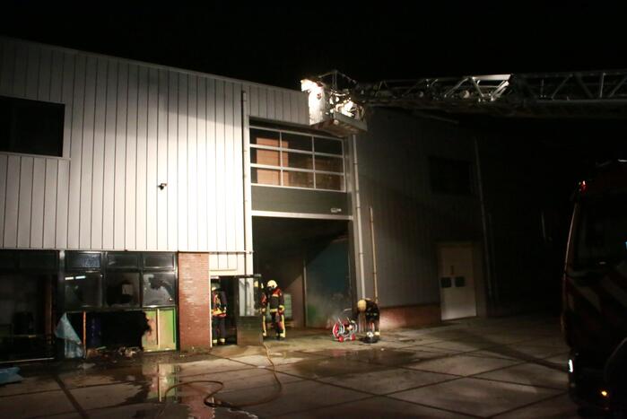 Veel rook bij brand in bedrijfspand