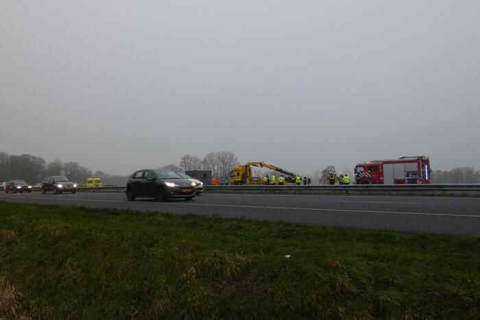 Paardentrailer belandt in sloot naast snelweg