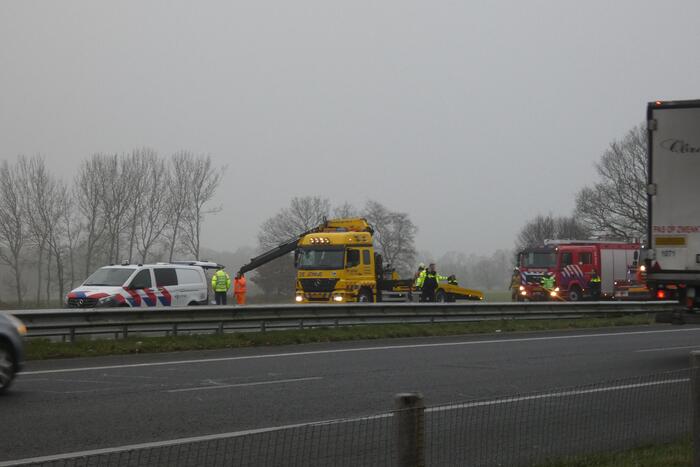 Paardentrailer belandt in sloot naast snelweg