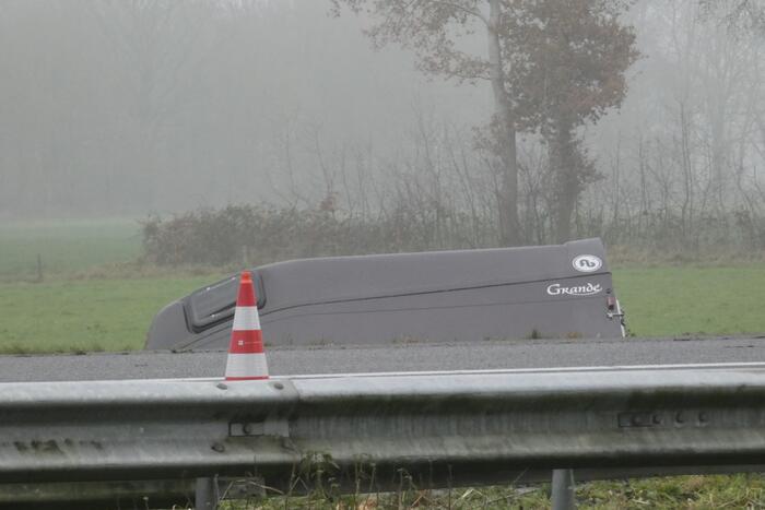Paardentrailer belandt in sloot naast snelweg