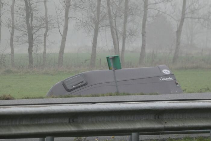 Paardentrailer belandt in sloot naast snelweg