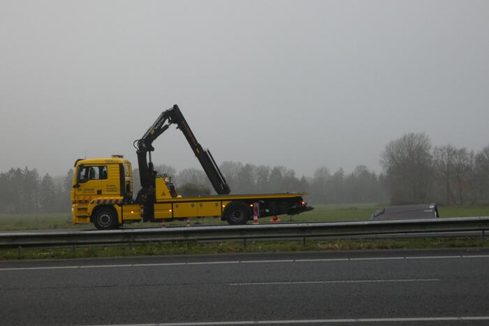 Paardentrailer belandt in sloot naast snelweg