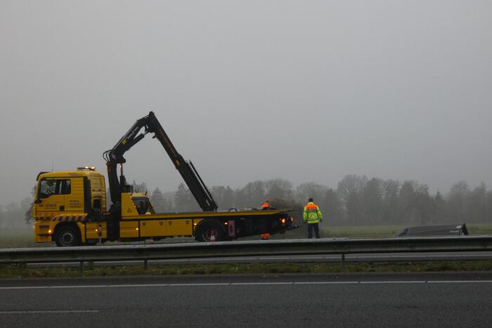 Paardentrailer belandt in sloot naast snelweg