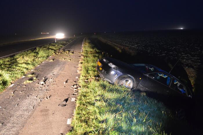 Auto eindigt in de sloot