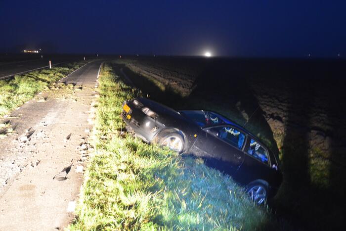 Auto eindigt in de sloot