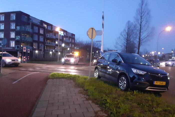 Fietser en auto botsen op rotonde