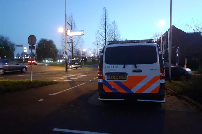 Fietser en auto botsen op rotonde