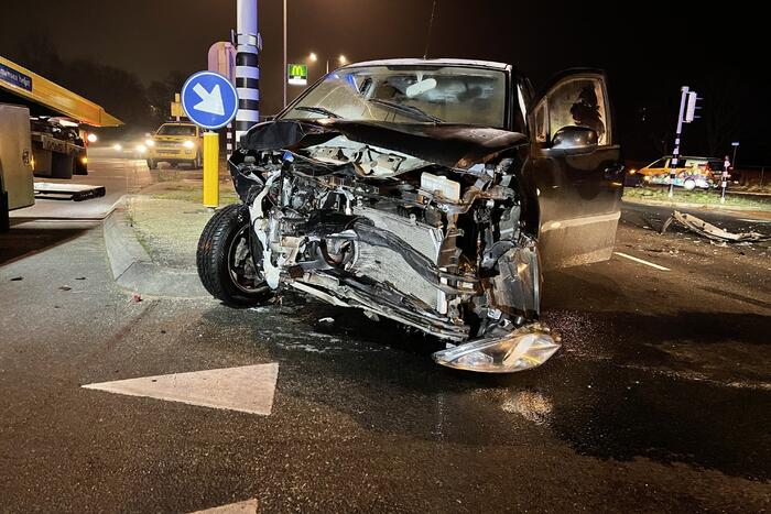 Ravage bij ongeval tussen meerdere voertuigen