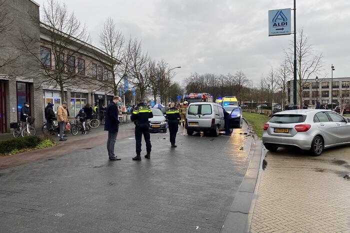 Flinke schade na botsing tussen drie voertuigen