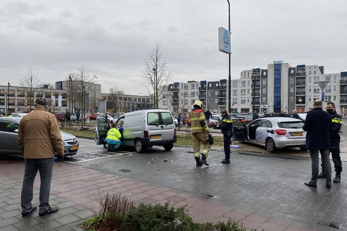 Flinke schade na botsing tussen drie voertuigen