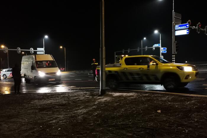 Bestelbus van PostNL blokkeert kruising