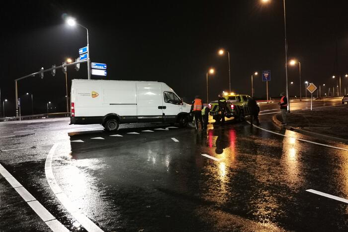 Bestelbus van PostNL blokkeert kruising