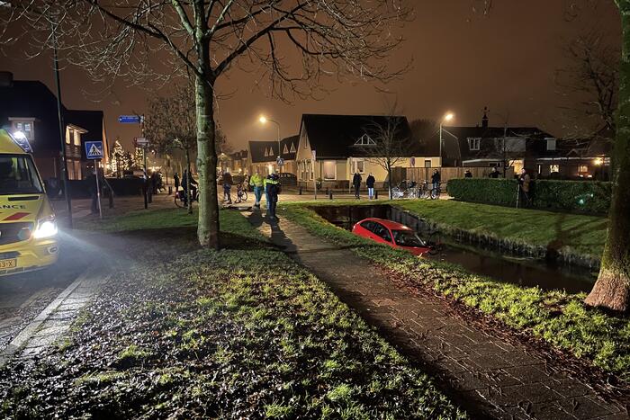 Auto rijdt water in, inzittenden gevlucht