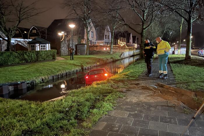 Auto rijdt water in, inzittenden gevlucht