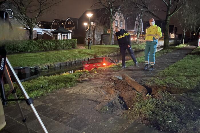 Auto rijdt water in, inzittenden gevlucht