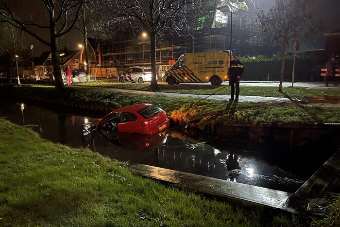 Auto rijdt water in, inzittenden gevlucht