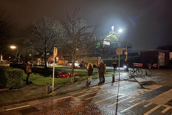 Auto rijdt water in, inzittenden gevlucht