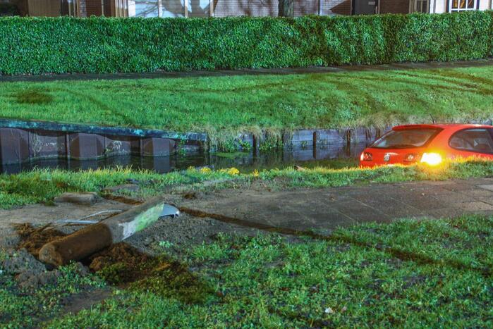 Auto rijdt water in, inzittenden gevlucht