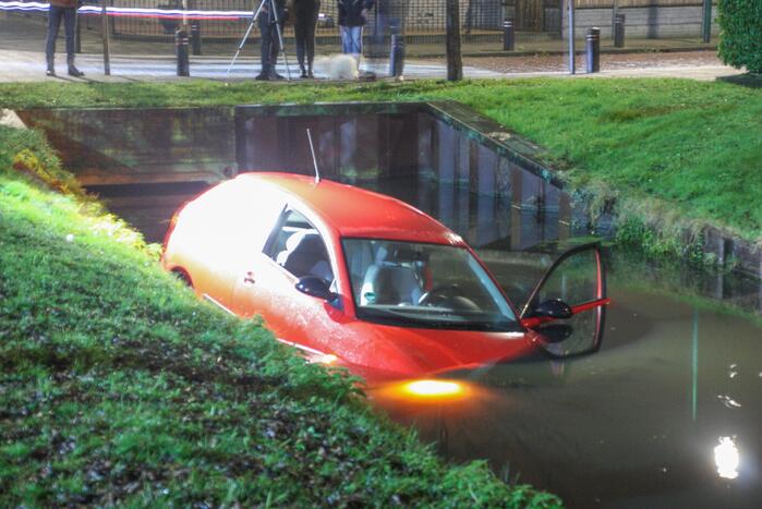 Auto rijdt water in, inzittenden gevlucht
