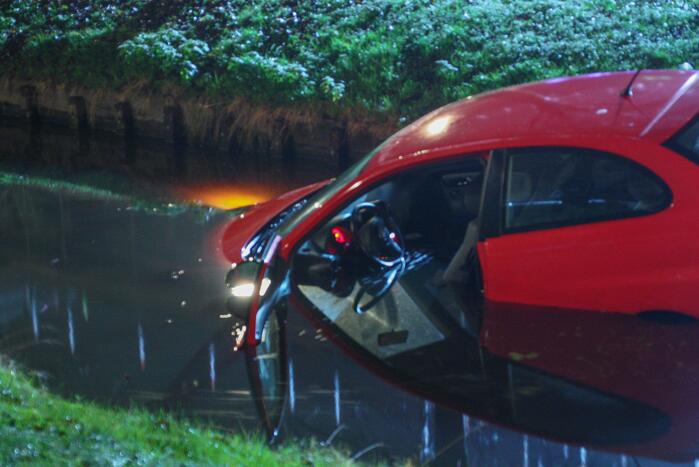 Auto rijdt water in, inzittenden gevlucht