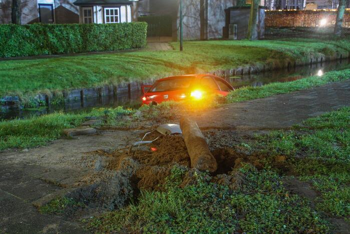 Auto rijdt water in, inzittenden gevlucht
