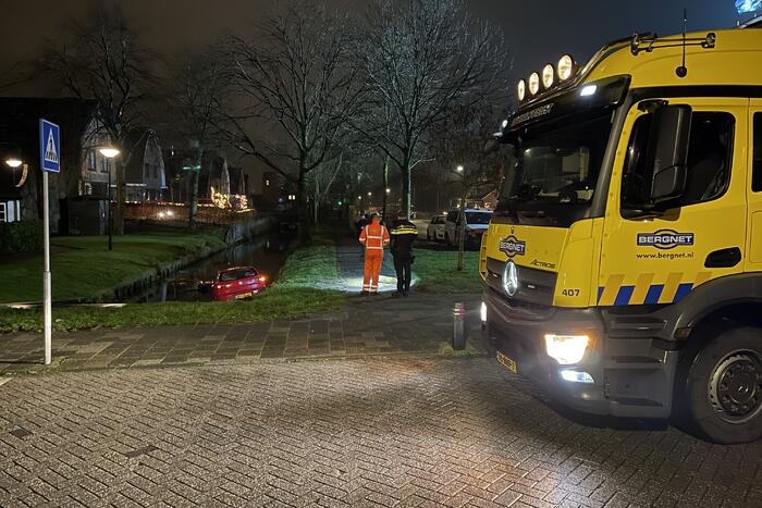 Auto rijdt water in, inzittenden gevlucht