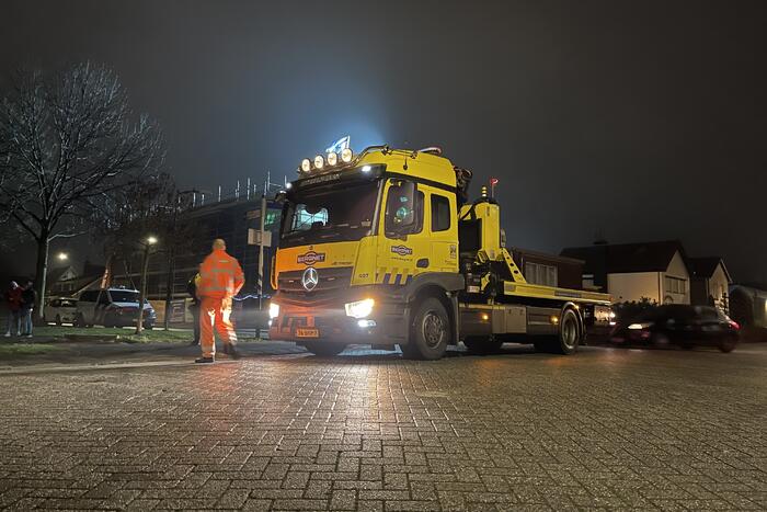 Auto rijdt water in, inzittenden gevlucht