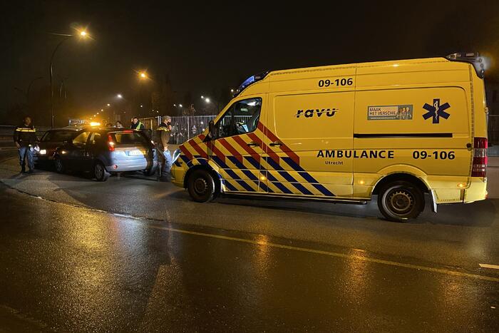 Auto's botsen frontaal in bocht