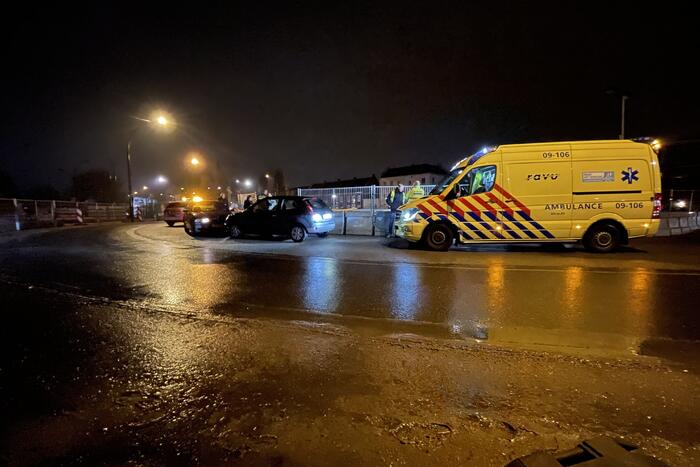 Auto's botsen frontaal in bocht